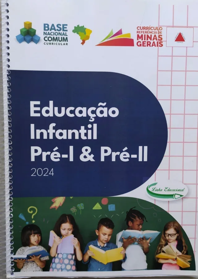 Capa da apostila Educação Infantil Pré-I e Pré-II, 2024, com os logotipos da Base Nacional Comum Curricular e do Currículo Referência de Minas Gerais.